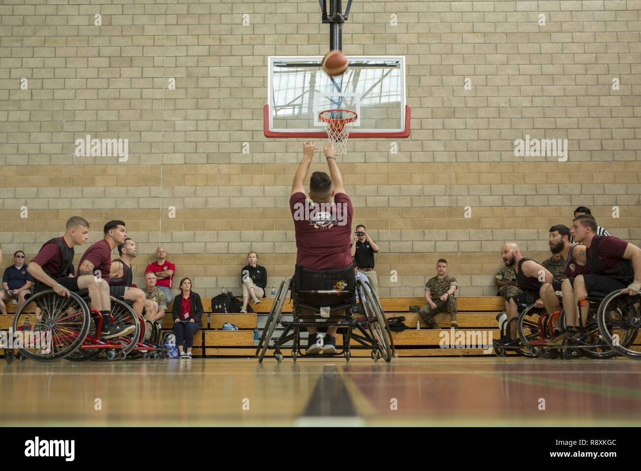 Corps des Marines des États-Unis Le Cpl. Kinna Brendan tire un coup franc au cours d'une compétition de basket-ball en fauteuil roulant au Marine Corps Base Camp Pendleton, en Californie, le 14 mars 2017. Brendan, Fredrick, Md., indigène, est membre de la Marine Corps 2017 Battalion-East Essais blessés Équipe. Le Marine Corps cliniques favorise la récupération et réadaptation par l'adaptive la participation au sport et développe la camaraderie entre les membres du Service de récupération (RSM) et des anciens combattants. C'est l'occasion pour RSM pour montrer leurs réalisations et est le principal lieu d'exposition pour sélectionner Marine Corps participants pour le DoD Warr Banque D'Images