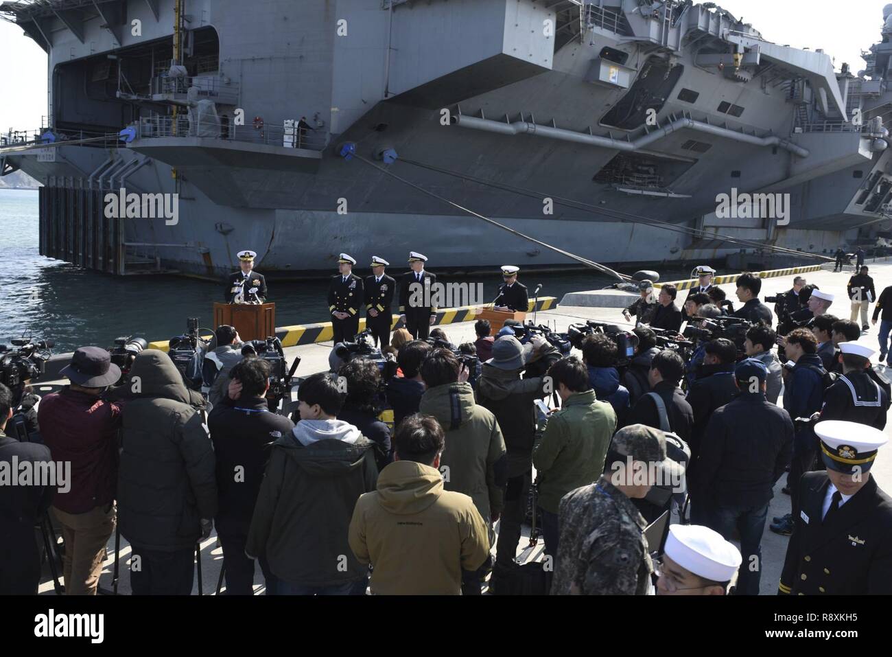 BUSAN, République de Corée (15 mars 2017) Le leadership du commandant République de Corée (ROK) Fleet, U.S. Naval Forces Corée Groupe 1 et parler à un des membres de la République de Corée à la suite de l'arrivée des médias off USS Carl Vinson (CVN-70) à l'administration centrale de la flotte de la République de Corée. Le groupe aéronaval du Carl Vinson est en fonction d'un programme de déploiement de l'ouest du Pacifique dans le cadre de la flotte américaine du Pacifique visant à étendre la commande et des fonctions de contrôle U.S. 3e flotte. Banque D'Images