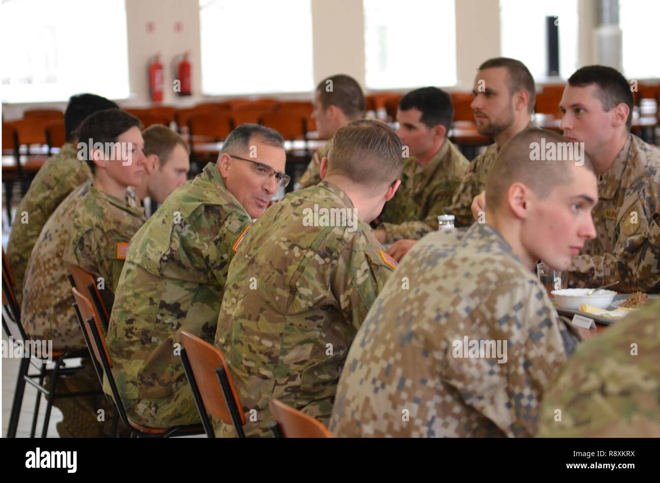 Le général Curtis Scaparrotti, le commandant de l'United States European Command et le Commandant suprême des forces alliées en Europe de l'OTAN, le Commandement allié Opérations a déjeuner avec des soldats américains et des soldats lettons au réfectoire en base militaire Adazi, Lettonie, dans le cadre de l'opération Atlantic résoudre, le 15 mars 2017. Sa visite officielle en Lettonie est pour la discussion de la situation en matière de sécurité dans la région et la coopération bilatérale de défense entre les Etats-Unis et la Lettonie. Son programme comprend des rencontres avec le premier ministre Maris Kucinskis (Verts/agriculteurs), le président du parlement national (Murniece Inara Allianc Banque D'Images