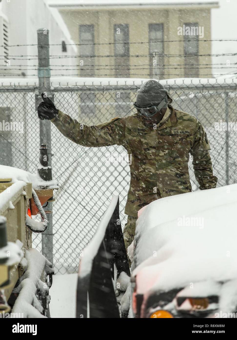 New York les soldats de la Garde nationale de l'armée affectés à la Compagnie Alpha, 101 Signal Company, se préparent à fermer l'entrée à l'Interstate 287 en réponse à la tempête au Camp Stella Smith, N.Y., 14 mars 2017. La Garde Nationale de New York 53e commandement de troupes activé plus de 450 soldats au cours de trois jours afin d'augmenter l'état local et les activités de police de la circulation dans le cadre de l'État de New York à la suite de la tempête de mars Stella 13-15, 2017. (Army National Guard Banque D'Images