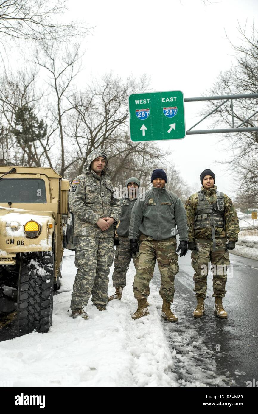 New York les soldats de la Garde nationale de l'armée affectés à la Compagnie Charlie, 101 Signal Company, et la 145e compagnie de maintenance surveiller les entrées de l'Interstate 287 en réponse à la tempête Stella à White Plains, N.Y., 14 mars 2017. La Garde Nationale de New York 53e commandement de troupes activé plus de 450 soldats au cours de trois jours afin d'augmenter l'état local et les activités de police de la circulation dans le cadre de l'État de New York à la suite de la tempête de mars Stella 13-15, 2017. Banque D'Images