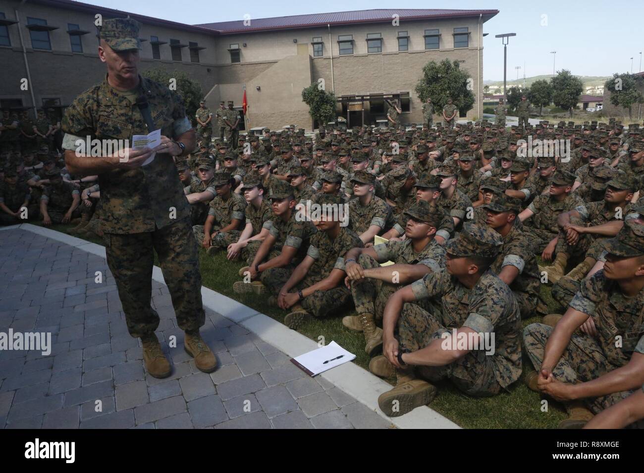 U.S. Marine Brigue. Le général David A. Ottignon régimentaire mène une réunion publique sur Marine Corps Base Camp Pendleton, en Californie, le 15 mars 2017. La réunion a eu lieu afin de discuter des événements actuels au sein du Corps des Marines et comment la 1ère Marine Logistics Group prévoit d'y remédier. Ottignon est le général commandant la 1ère de MLG. Banque D'Images