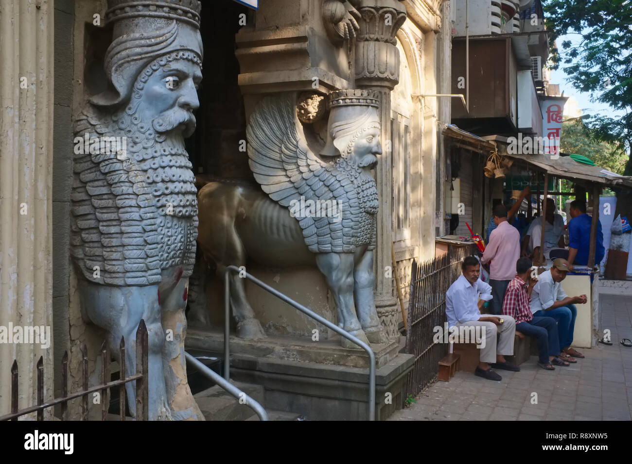 Statues de Lamassu, des êtres ailés avec un corps de taureau et une tête humaine, à l'entrée de Maneckji Sett Agiary, un temple du feu de Parsee ; fort, Mumbai, Inde Banque D'Images