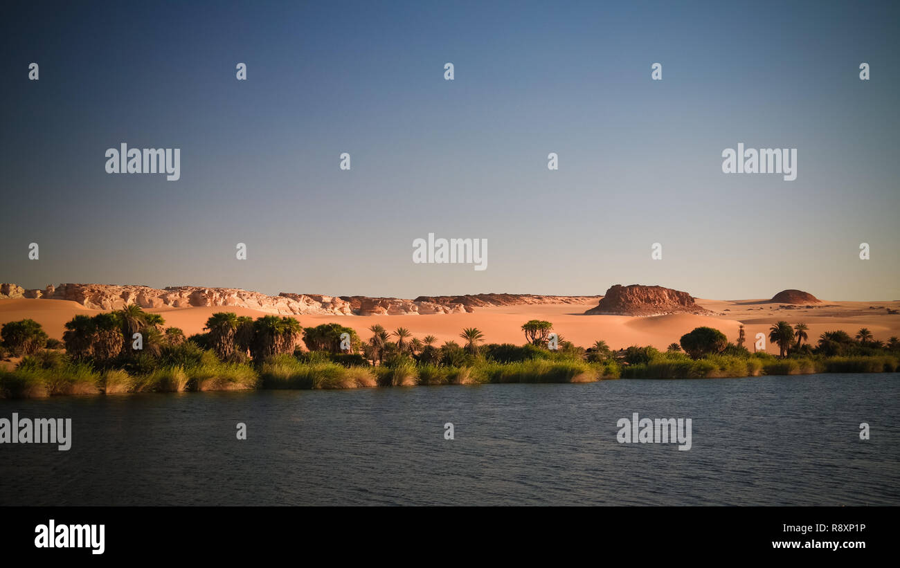 Vue panoramique sur Boukkou lake group d'Ounianga Serir lacs , Ennedi, Tchad Banque D'Images