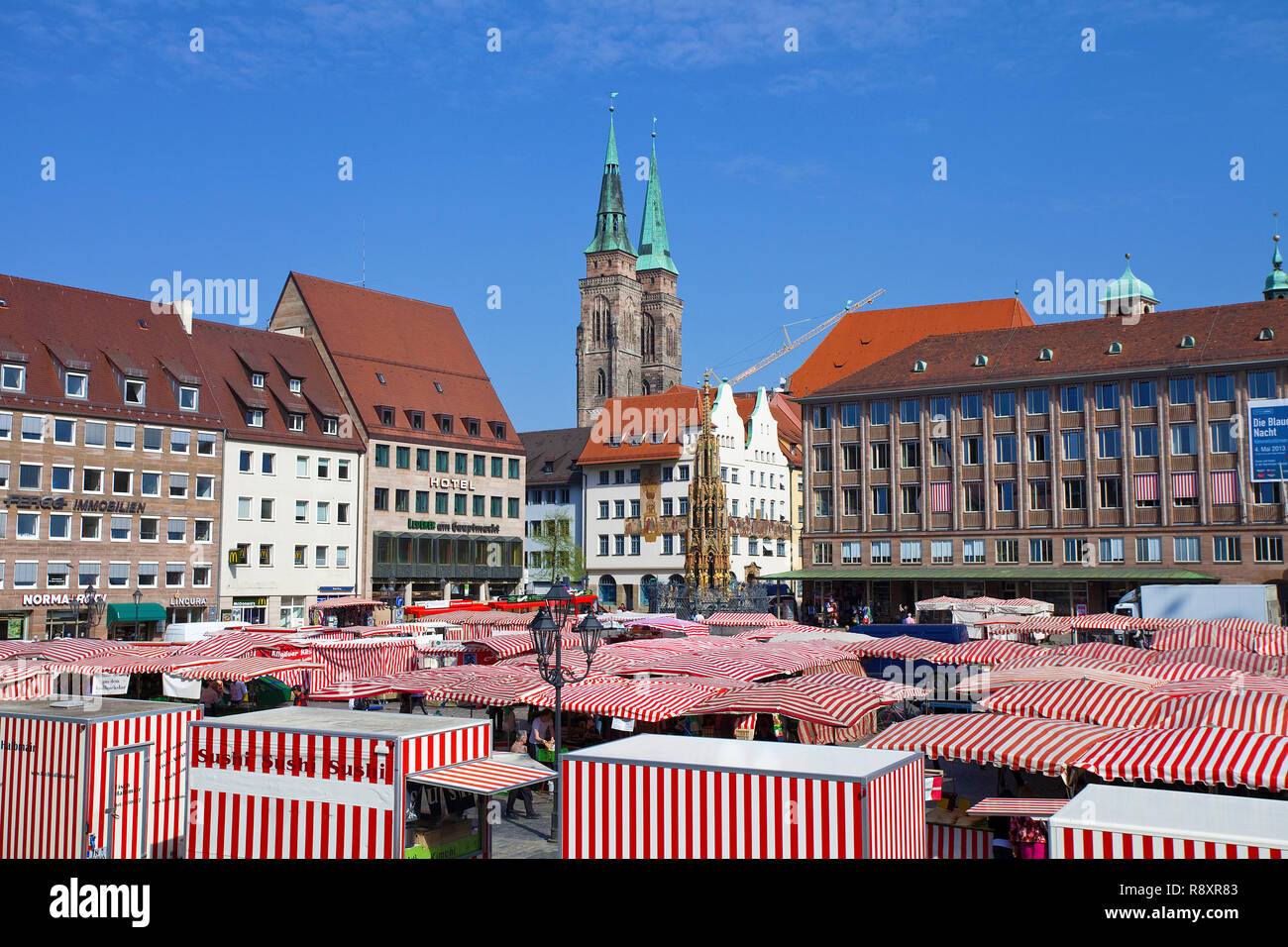 Marché principal, dans l'arrière-plan la beauté et bien Sebaldus église, vieille ville, Nuremberg, Franconia, Bavaria, Germany, Europe Banque D'Images