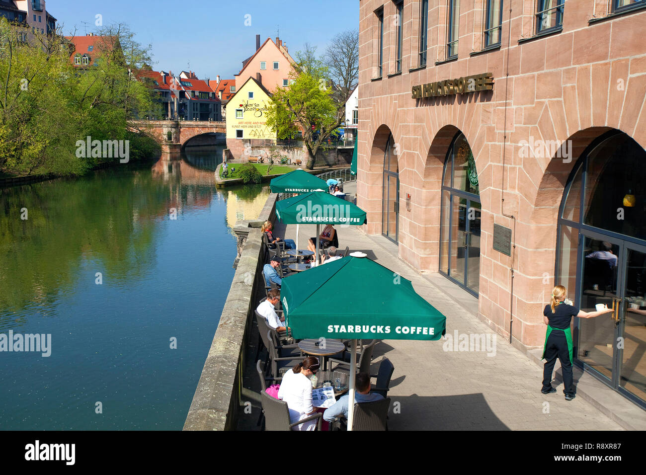 Starbucks à la rivière Pegnitz, pont de la viande, de la vieille ville, Nuremberg, Franconia, Bavaria, Germany, Europe Banque D'Images