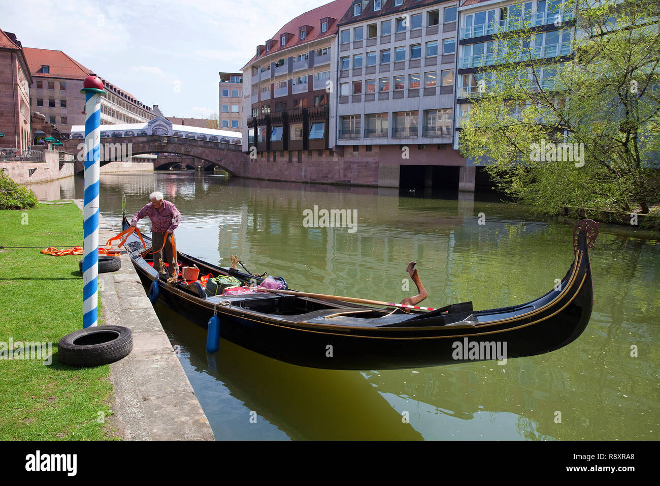 Gondola sur la Pegnitz, pont de la viande, de la vieille ville, Nuremberg, Franconia, Bavaria, Germany, Europe Banque D'Images