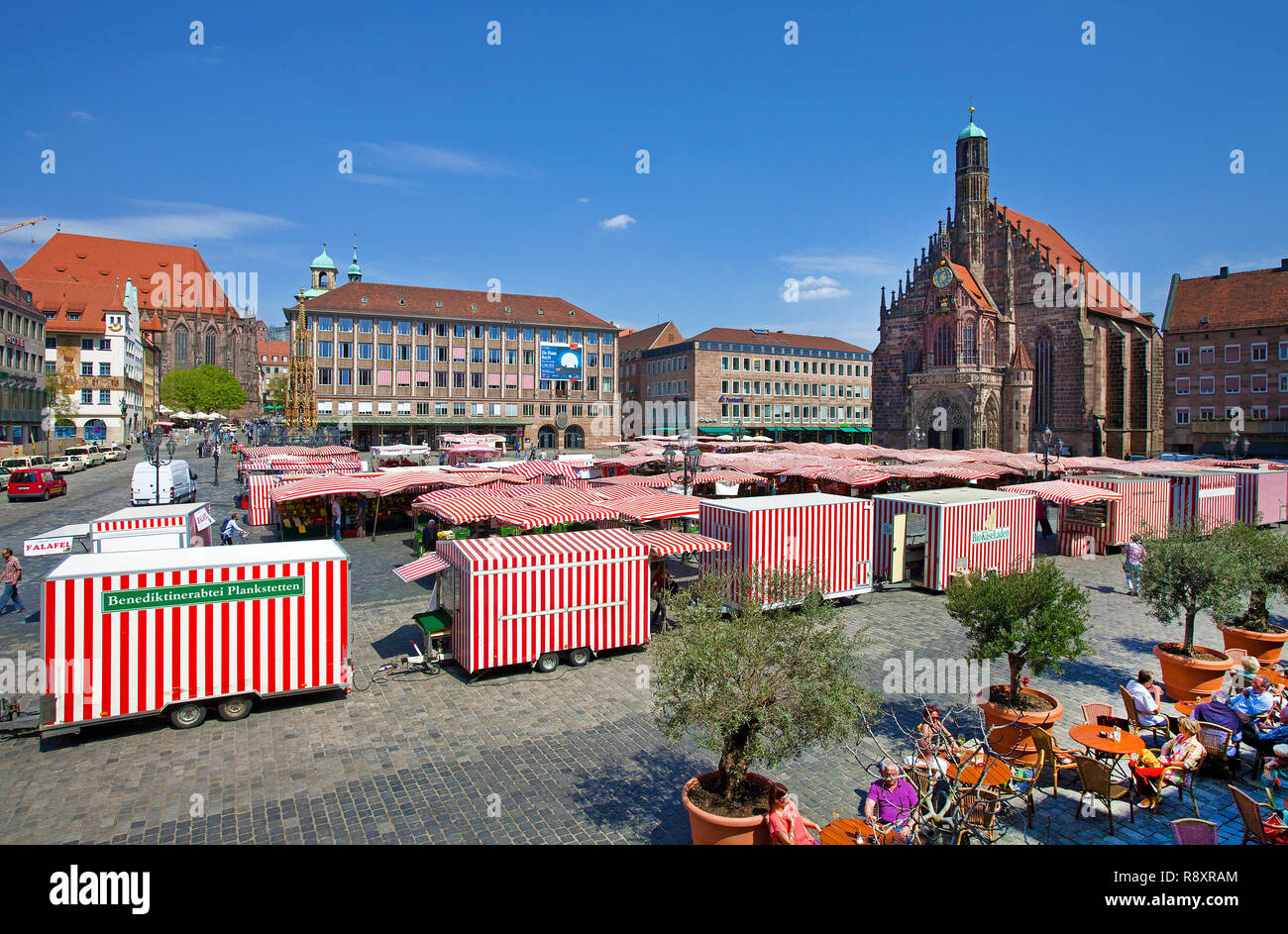 Marché principal, derrière l'église Notre Dame, vieille ville, Nuremberg, Franconia, Bavaria, Germany, Europe Banque D'Images