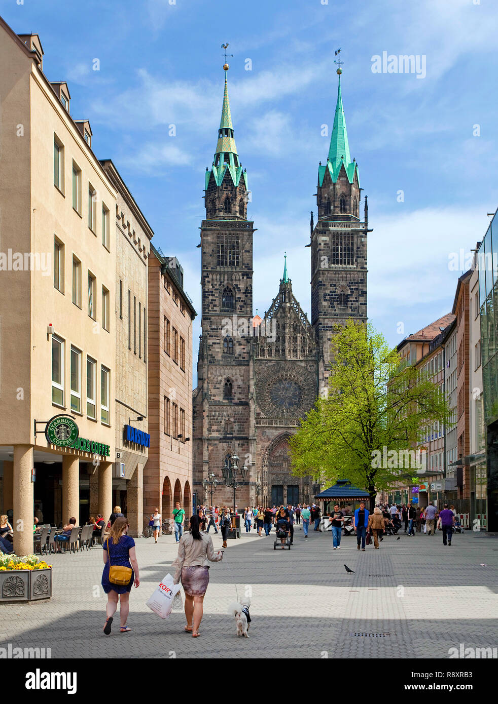 Boutiques dans l'église de Lorenz et rue Karolinen, vieille ville, Nuremberg, Franconia, Bavaria, Germany, Europe Banque D'Images