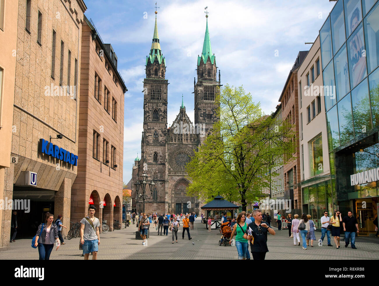 Boutiques dans l'Karolinen rue et église de Lorenz, vieille ville, Nuremberg, Franconia, Bavaria, Germany, Europe Banque D'Images