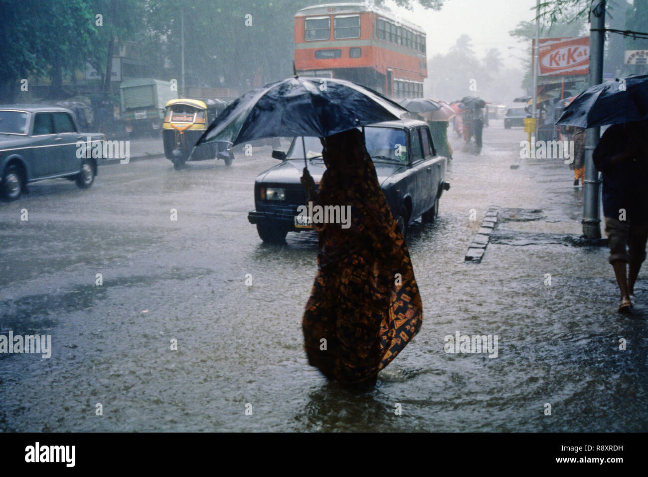 Pluie de mousson , femme indienne sous parapluie , Bombay , Mumbai , Maharashtra , Inde , Asie Banque D'Images