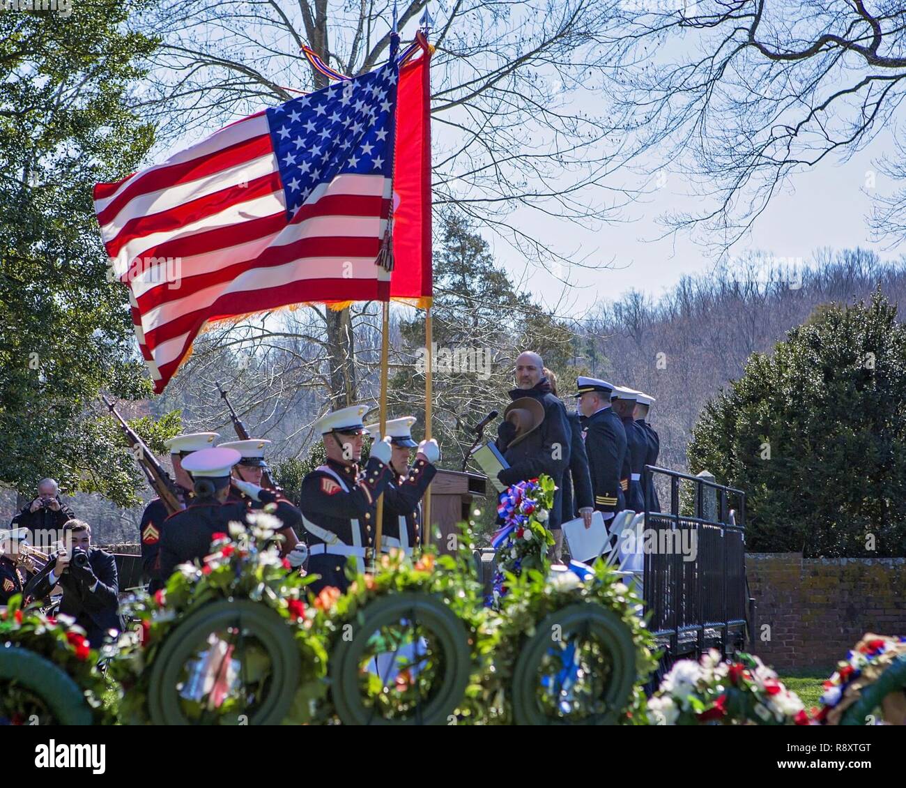 Les membres du Marine Corps Base Quantico peloton de cérémonie sur mars les couleurs au cours de la cérémonie de dépôt de gerbes de Madison annuelle, tenue à la dernière demeure de la 4e président des États-Unis, James Madison, aussi connu comme le père de la Constitution, à son domicile à Montpellier, Orange, en Virginie, le 17 mars 2017. Cet événement a eu lieu en commémoration de la 266e anniversaire de la date de naissance de Madison, et a également été décrété comme la Journée de reconnaissance de la James Madison pour le Commonwealth de Virginie. Banque D'Images