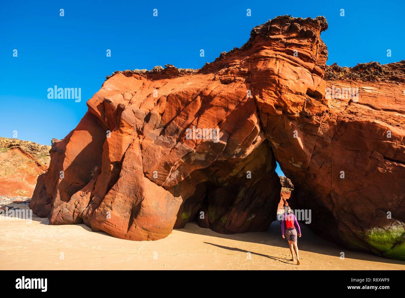 Le Portugal, l'Algarve, région au sud-ouest Alentejano et Costa Vicentina Parc Naturel, sur la Rota Vicentina Carrapateira sentier de randonnée, arche naturelle sur la plage Bordeira Banque D'Images
