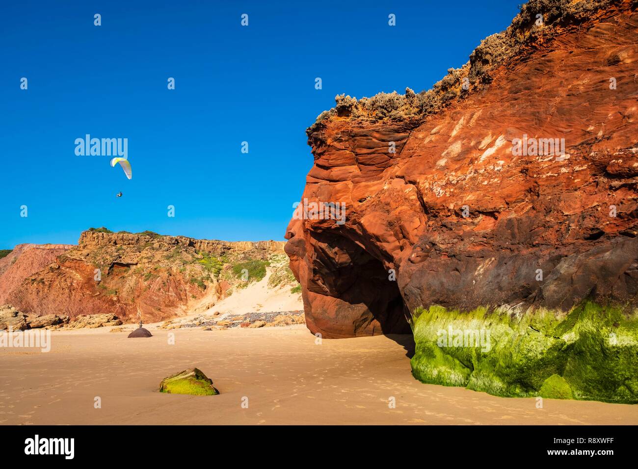 Le Portugal, l'Algarve, région au sud-ouest Alentejano et Costa Vicentina Parc Naturel, sur la Rota Vicentina Carrapateira sentier de randonnée, arche naturelle sur la plage Bordeira Banque D'Images