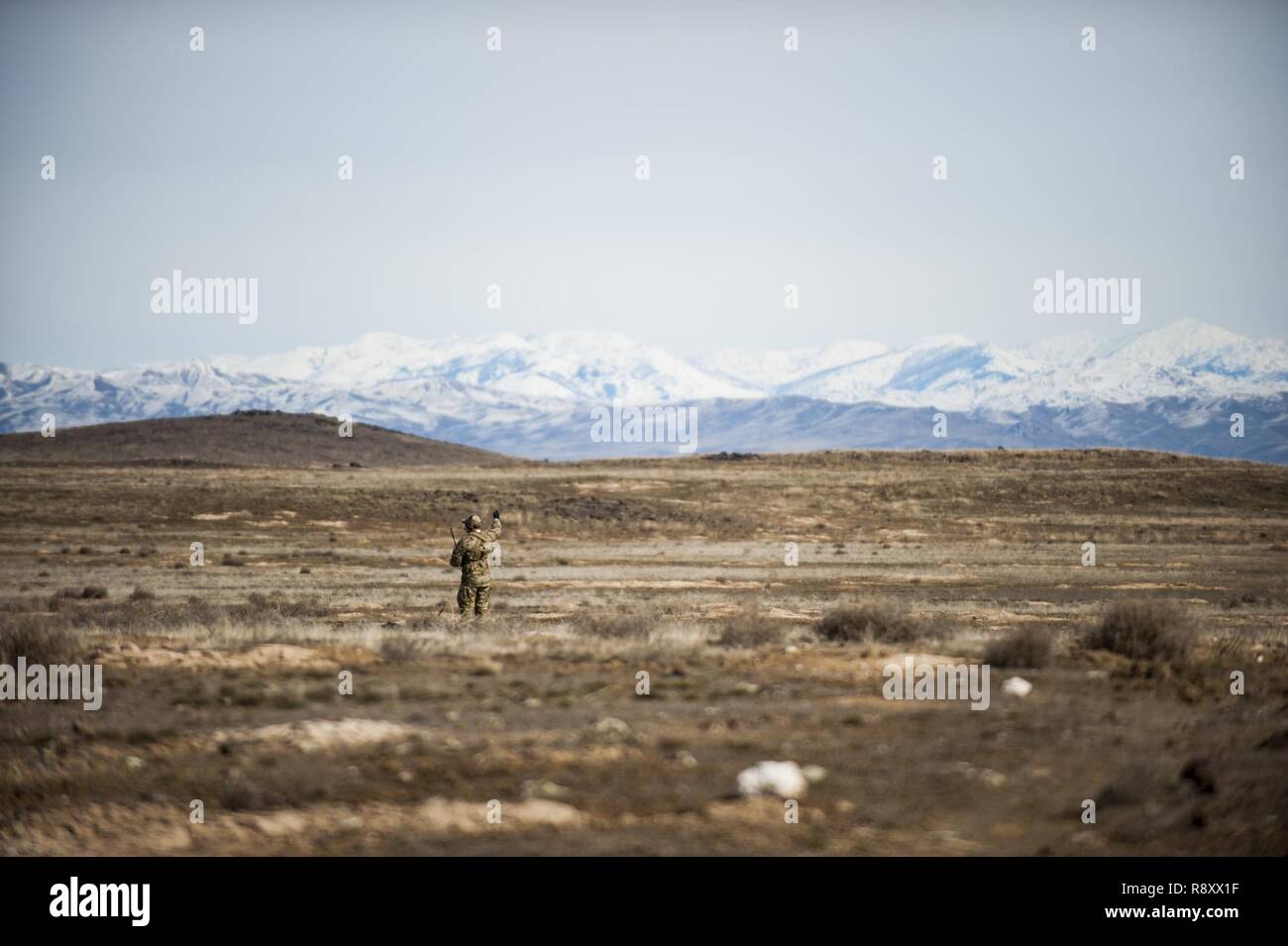 Tech. Le Sgt. Ben domaine, une survie, évasion, résistance et fuite (SERF) avec des spécialistes de la 308e Escadron de sauvetage, vérifie la direction du vent sur une zone d'atterrissage pour les pararescuemen de parachutisme un HC-130J Combattre King II, le 2 mars 2017, à l'Orchard Centre d'instruction au combat de New York, pendant l'instruction préalable au déploiement pour le 305e Escadron de sauvetage. 305e la RQS, situé à la base aérienne Davis-Monthan Air Force Base, en Arizona, est en train de s'entraîner à la Virginia Air National Guard's Orchard Centre d'instruction au combat, un 143 000 acres d'un exercice de tir réel situé au sud de Boise, Idaho, pour parfaire l'ensemble de leur recherche et sauvetage p Banque D'Images