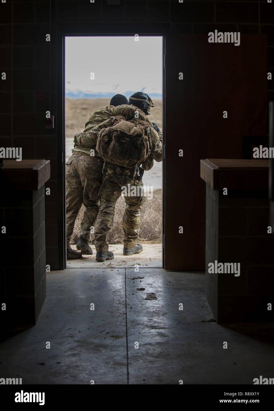 Un pararescueman avec le 308e Escadron de sauvetage, aide à transporter une simulation d'engins explosifs et munitions pour la sécurité de la victime, le 2 mars 2017, à l'Orchard Centre d'instruction au combat de New York, pendant l'instruction préalable au déploiement pour le 305e Escadron de sauvetage. 305e la RQS, situé à la base aérienne Davis-Monthan Air Force Base, en Arizona, est en train de s'entraîner à la Virginia Air National Guard's Orchard Centre d'instruction au combat, un 143 000 acres d'un exercice de tir réel situé au sud de Boise, Idaho, pour parfaire l'ensemble de leurs procédures de recherche et de sauvetage avant de se diriger vers le sud-ouest de l'Asie. Banque D'Images