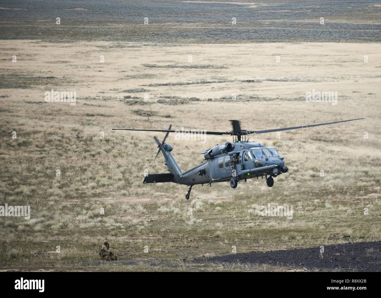 Un HH-60G Pave Hawk pratiques des opérations de recherche et de sauvetage, le 3 mars 2017, à l'Orchard Centre d'instruction au combat de New York, pendant l'instruction préalable au déploiement pour le 305e Escadron de sauvetage. 305e la RQS, situé à la base aérienne Davis-Monthan Air Force Base, en Arizona, est en train de s'entraîner à la Virginia Air National Guard's Orchard Centre d'instruction au combat, un 143 000 acres d'un exercice de tir réel situé au sud de Boise, Idaho, pour parfaire l'ensemble de leurs compétences avant de se diriger vers le sud-ouest de l'Asie. Banque D'Images