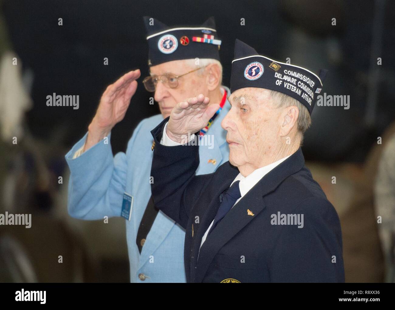 Les membres de l'Association Ancien combattant de la guerre de Corée du Delaware saluer la génération d'aujourd'hui des membres lors de la cérémonie d'ouverture de la 18e édition de la Forces de sécurité Ruck Mars le 25 février 2017, au Musée de l'Air Mobility Command sur la base aérienne de Dover, Delaware La marche a commémoré la bataille de la réservoir de Chosin pendant la guerre de Corée. Banque D'Images Les membres de l'Association Ancien combattant de la guerre de Corée du Delaware saluer la génération d'aujourd'hui des membres lors de la cérémonie d'ouverture de la 18e édition de la Forces de sécurité Ruck Mars le 25 février 2017, au Musée de l'Air Mobility Command sur la base aérienne de Dover, Delaware La marche a commémoré la bataille de la réservoir de Chosin pendant la guerre de Corée. Banque D'Images