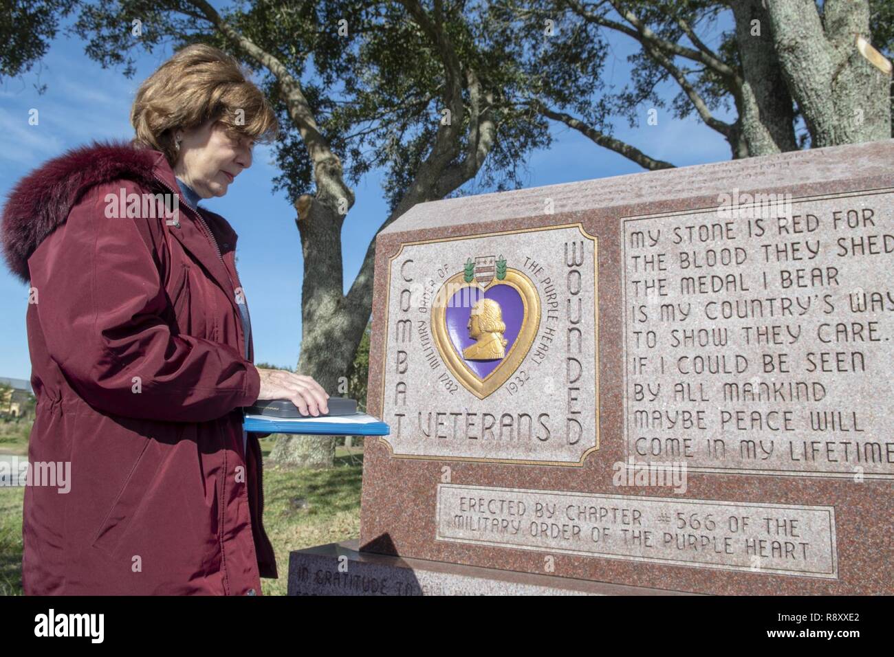 PENSACOLA, Floride -- Mme Jacqueline Hoffman, la nièce de l'ens de la Garde côtière des États-Unis. David A. Hoffman qui a été tué à bord-côte de la Garde côtière canadienne (CCG) Tampa le 26 septembre 1918, à titre posthume, accepte la Purple Heart .de Centre de soutien opérationnel de la Marine (CNTO) commandant le Cmdr. Jeff Hodges au cours d'une cérémonie à Veteran's Memorial Park de Pensacola, Floride, 7 décembre. Hoffman était à bord le USCGC Tampa lorsqu'il a été frappé par une torpille allemande près de la fin de la Première Guerre mondiale, tuant tous à bord. Banque D'Images