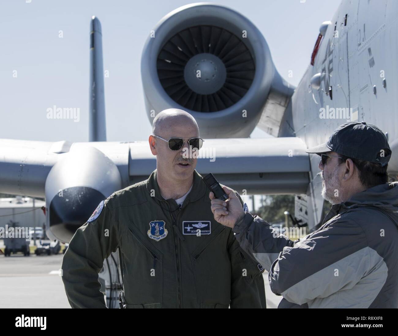 Le lieutenant-colonel Joshua "Deuce" Waggoner, commandant de la 163e Escadron de chasse de Fort Wayne, Ind. parle avec Tampa Bay Times reporter Howard Altman lors de l'opération Guardian Blitz, le 6 décembre 2018, à la base aérienne MacDill, Floride Wagoner a été enrôlé dans la Garde nationale aérienne de l'Arizona avant d'être mise en service en mai 2000 en tant que membre de l'Indiana ANG. Banque D'Images