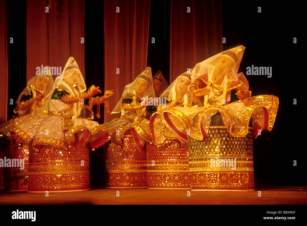 Les femmes qui exécutent la danse classique manipuri vasant ras, danse folklorique, Manipur, Inde Banque D'Images