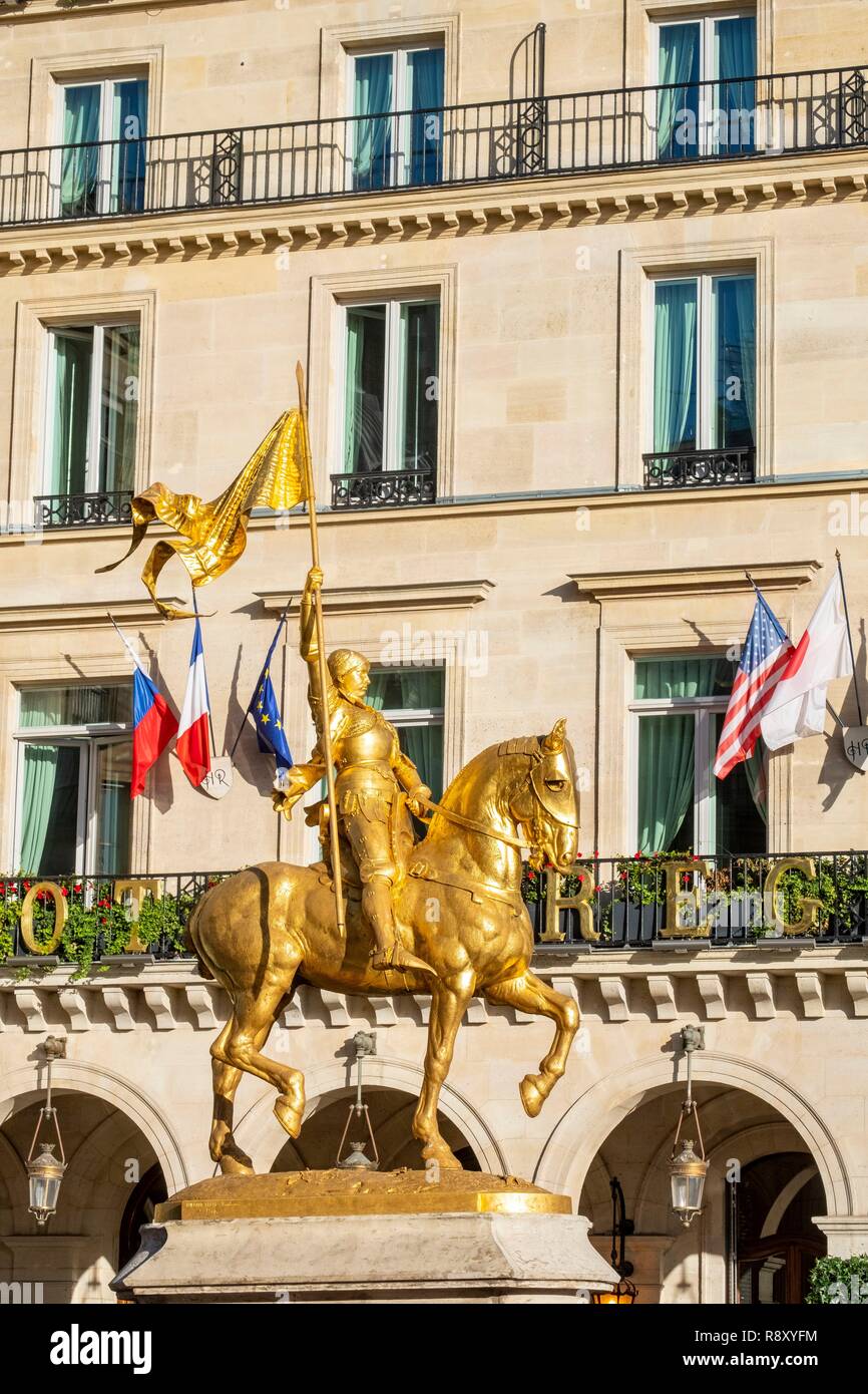 France, Paris, place des Pyramides, la statue de Jeanne d'Arc Banque D'Images