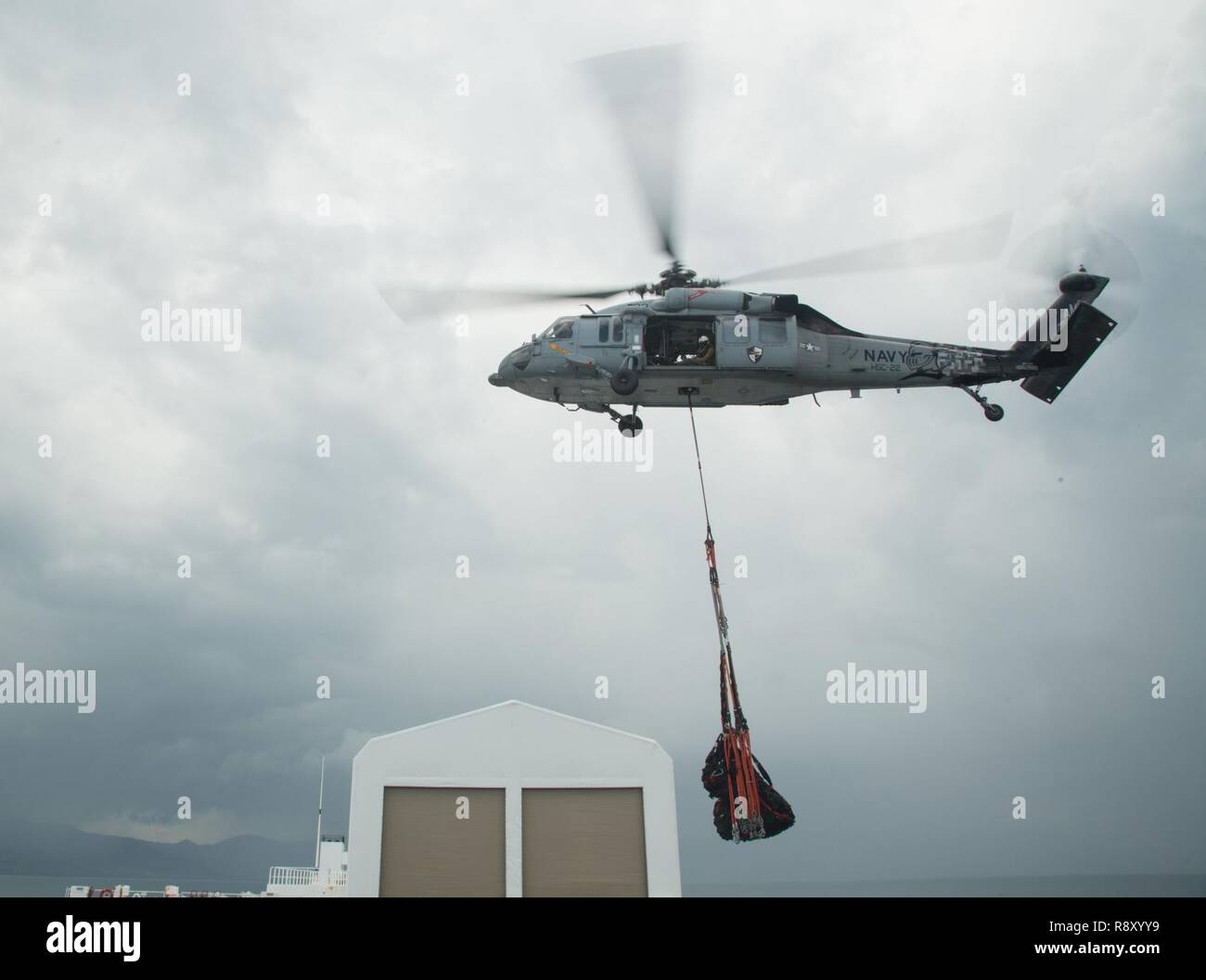 TRUJILLO, le Honduras (31 déc. 6, 2018) Un MH-60S Seahawk, assigné à la mer "Chevaliers" de la mer de l'Escadron d'hélicoptères de combat (HSC), 22 effectue un ravitaillement vertical à bord du navire-hôpital USNS Comfort (T-AH 20). Le confort est de 11 semaines sur une mission d'appui médical à l'Amérique centrale et du Sud dans le cadre du U.S. Southern Command's Enduring promesse initiative. Travailler avec des partenaires gouvernementaux et de santé en Équateur, au Pérou, en Colombie et au Honduras, l'équipe médicale a entrepris des soins à bord et dans les sites médicaux, aide à relâcher la pression sur les systèmes médicaux causée en partie par un i Banque D'Images