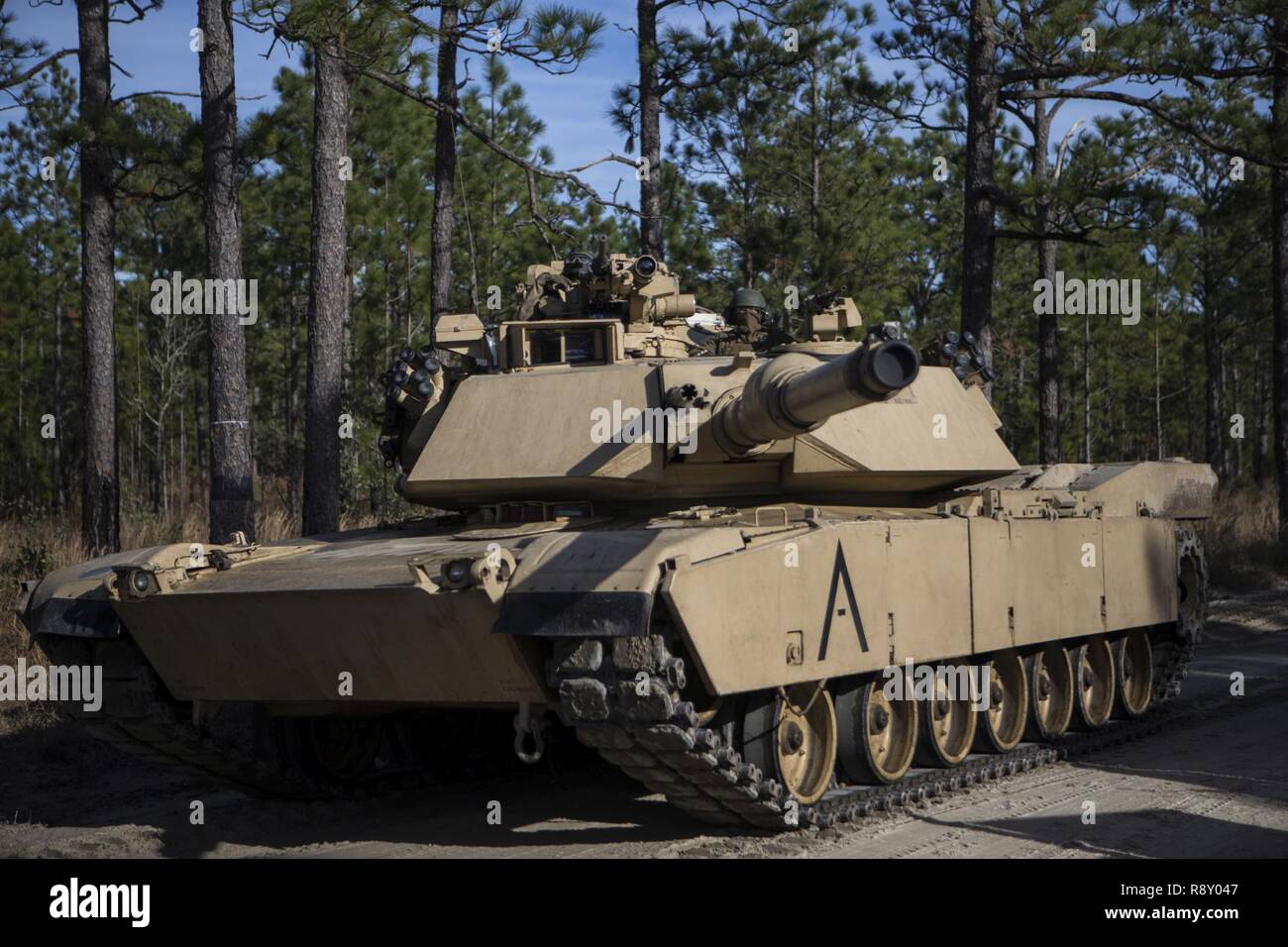 Un Corps des Marines américains M1A1 Abrams char de combat principal avec 2e Bataillon, 2e Division de marines, maintient la sécurité pendant une force contre force raid comme partie du 6e Régiment de Marines exercice sur le terrain (FEX) à bord de Camp Lejeune, en Caroline du Nord, le 6 décembre 2018. Le FEX régimentaire utilise les capacités de combat de l'ensemble du groupe de travail air-sol marin, l'amélioration de l'état de préparation de la mission. Banque D'Images