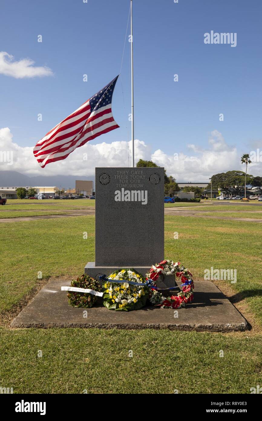 Des couronnes sont placées à la base du monument commémoratif de Klipper, le 7 décembre 2018 pour honorer ceux qui ont donné leur vie au cours de l'attaque sur la base aéronavale de Kaneohe Bay (77 ans aujourd'hui. Le groupe visites chaque année la base pour offrir des prières et des égards au Pacific War Memorial, le Klipper Memorial et le lieutenant Fusata japonais de l'écrasement de l'Iida marqueur. Banque D'Images