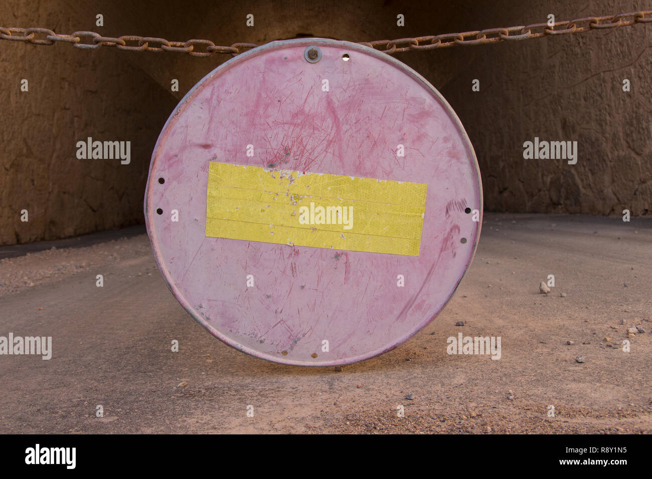 Ancien panneau routier d'arrêt rouge, signal de circulation interdite Passage, signe de la circulation, le passage est interdite, l'adoption est interdite Banque D'Images