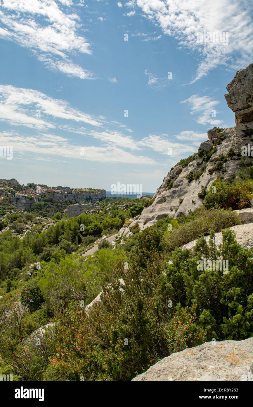 Locations de destination touristique en France, des Alpilles en Provence gorges, le vert des forêts de pins et de montagnes de pierre blanche Banque D'Images