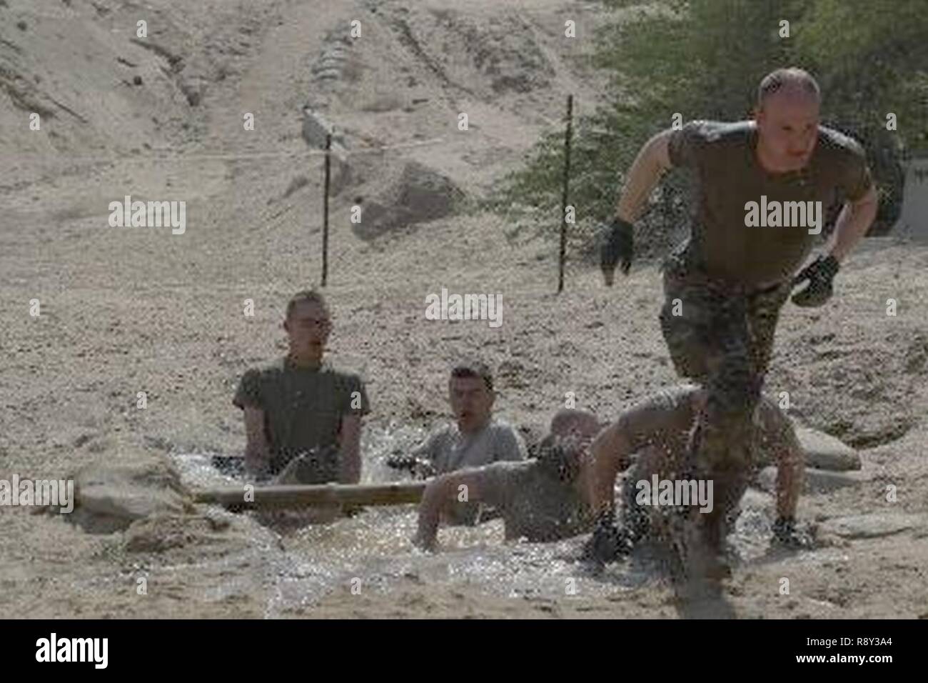 Les soldats de la 207e compagnie du génie, de la Garde nationale du Kentucky, est sorti d'un obstacle d'eau à l'Institut de la Force terrestre, le Koweït, le 1 mars 2017. Un petit élément du Koweït, britanniques, de Libanais et d'armées du Bangladesh, a également participé à la fête de la concurrence. Banque D'Images