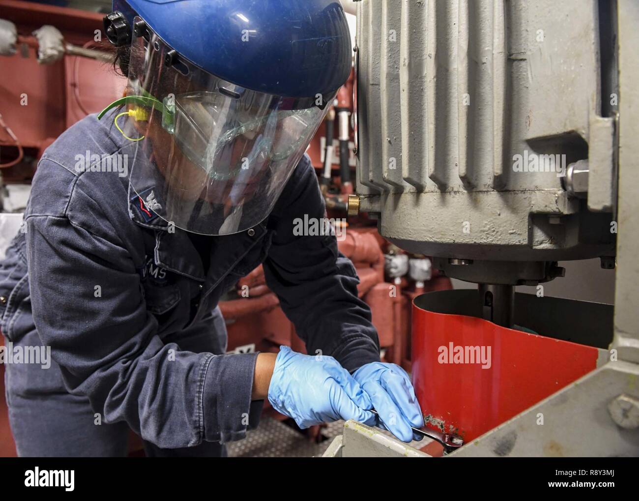 Mer de Chine du Sud (1 mars 2017) Technicien en système de turbine à gaz 3 Classe Madison Williams, de St Louis, Missouri, se desserre, un boulon sur un système carburant pompe de service pour l'entretien dans la salle des machines principale deux à bord de la classe Arleigh Burke destroyer lance-missiles USS Wayne E. Meyer (DDG 108). Wayne E. Meyer est en fonction d'un programme de déploiement de l'ouest du Pacifique avec le groupe aéronaval du Carl Vinson dans le cadre de la flotte américaine du Pacifique visant à étendre la commande et des fonctions de contrôle de la flotte des États-Unis 3e dans l'Indo-Asia-région du Pacifique. Porte-avions de la marine américaine ont patrouillé dans la grève Banque D'Images