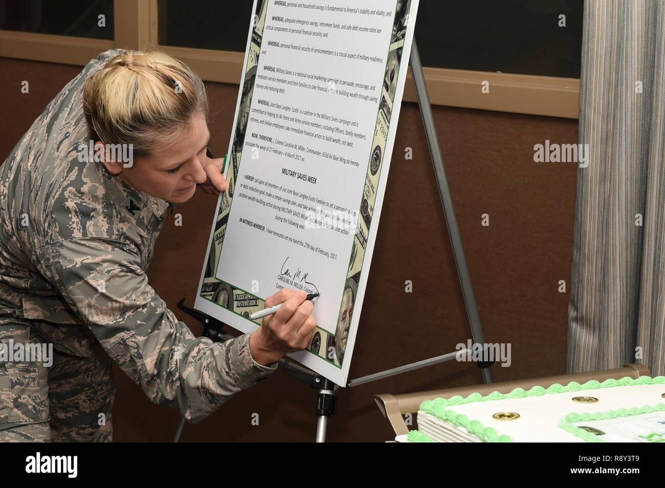 Le colonel de l'US Air Force Caroline M. Miller, commandant de l'Escadre de la Base aérienne 633e, signe une proclamation Militaire enregistre au cours de la campagne militaire enregistre semaine kick-off at Joint Base Langley-Eustis, en Virginie, le 27 février, 2017. Tout au long de la semaine, les députés auront l'occasion d'en apprendre davantage sur la gestion de leurs finances et l'économie d'argent incline utile. Banque D'Images