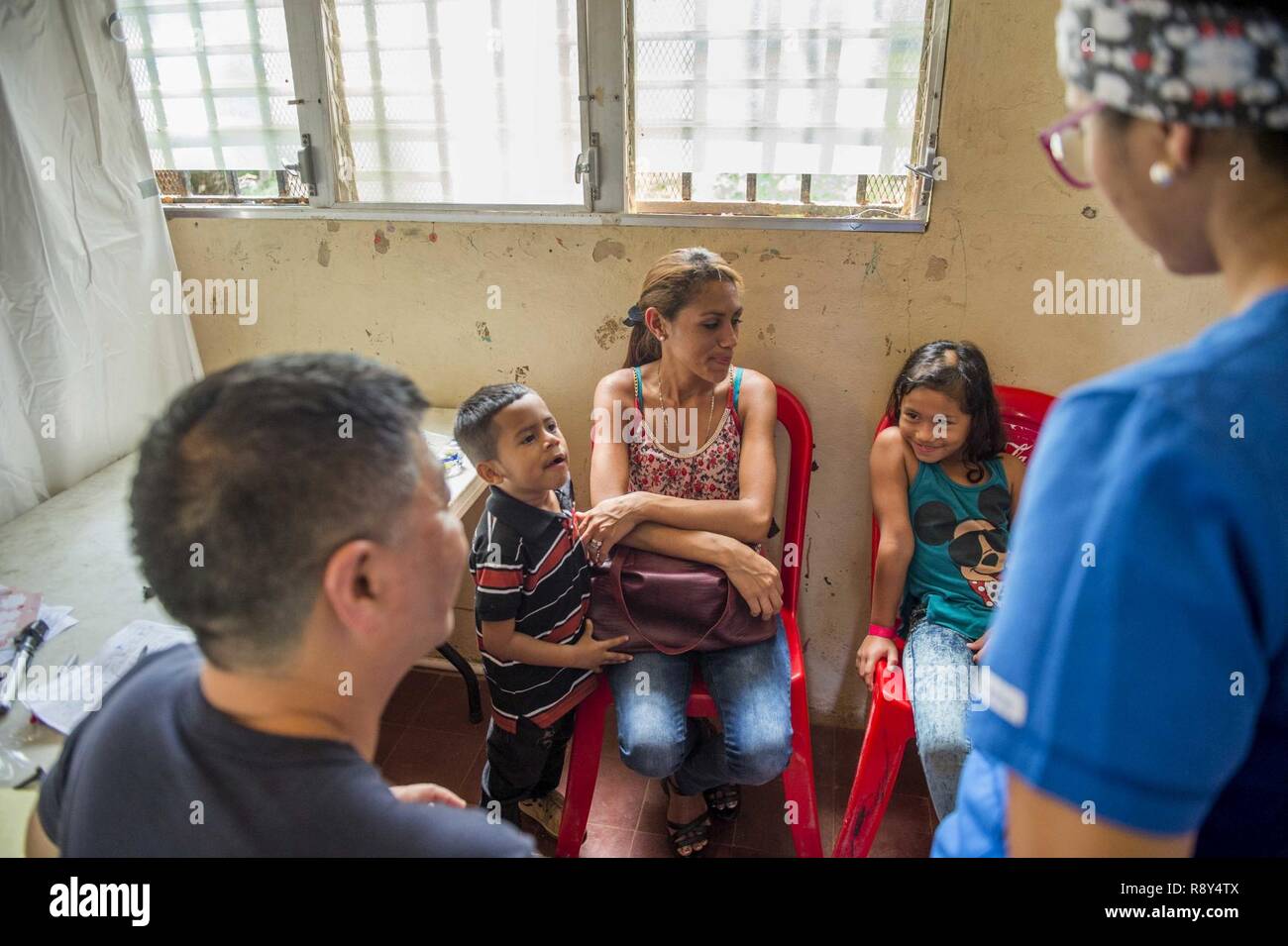 TRUJILLO, le Honduras (fév. 24, 2017) - Le Cmdr. John Woo, originaire de Kamakura, Japon, affecté à l'hôpital naval Jacksonville, en Floride, effectue une évaluation psychiatrique d'un patient de la nation hôte à poursuivre l' 2017promesse (CP-17) site médical à l'appui de la CP-17 visite à Trujillo, au Honduras. CP-17 est un U.S. Southern Command-parrainé et U.S. Naval Forces Southern Command/U.S. 4ème flotte-déploiement effectué pour mener des opérations civiles et militaires y compris l'aide humanitaire, les missions de formation et de soins médicaux, dentaires et vétérinaires, de l'assistance dans un effort pour montrer le soutien des États-Unis et de l'engagement au CEN Banque D'Images