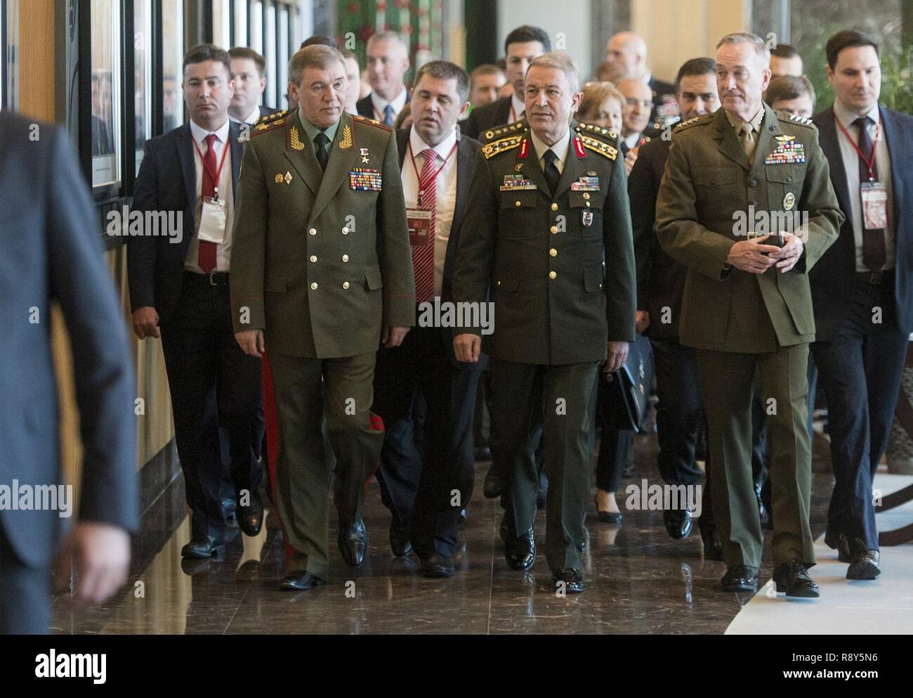 Marine Corps, le général Joseph Dunford Jr., droite, chef de l'état-major interarmées, parle avec le général Hulusi Akar de l'armée turque, centre, et le général Valery Gerasimov de l'armée russe à Antalya, Turquie, le 6 mars 2017. Les trois chefs de la défense discutent de leurs opérations des Nations unies en Syrie du nord. (Département de la Défense Banque D'Images