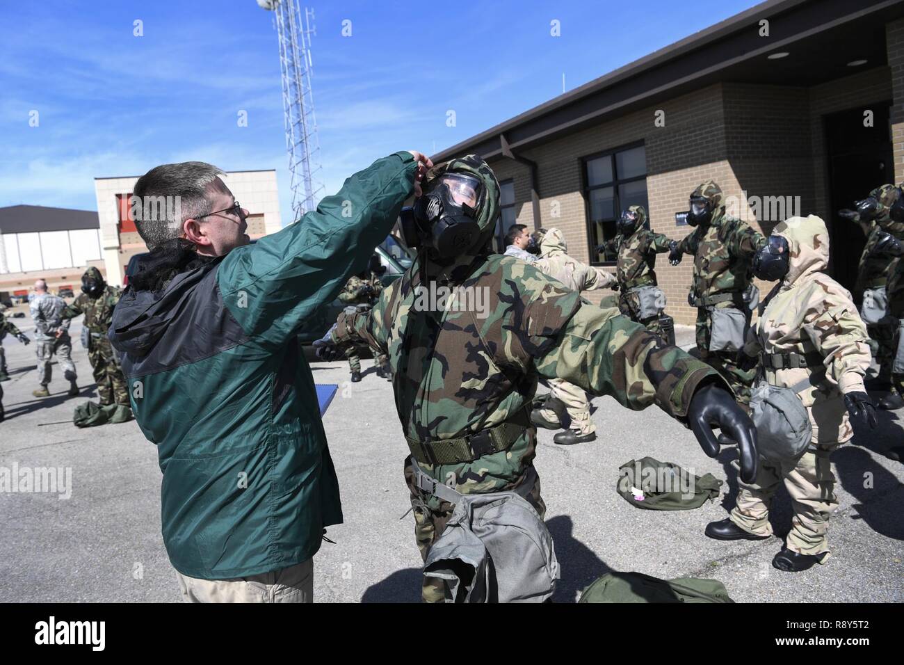 Membre de la réponse à la crise de l'équipe d'inspection de l'aile 17 reviews un aviateur axé sur la Mission de niveau 4 du dispositif de protection de l'engin au centre de formation de préparation au combat à Gulfport, Mississippi, le 2 mars 2017. Le service actif et de l'ensemble des aviateurs réserve quatre ailes sont MDL simulant un déploiement massif de personnel d'intervention de crise dans le cadre d'une exigence de formation annuel. Banque D'Images