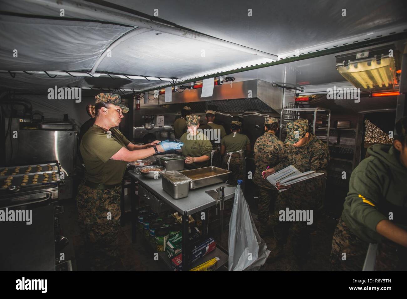 1er Groupe Logistique Maritime, Régiment de l'Administration centrale, Service alimentaire société participer pour la Marine, le général William Pendleton Thompson Hill Award concours sur Camp Pendleton, en Californie le 6 mars 2017. Trois unités de la côte Est à inclure, Marine Logistics Group, et concurrence siège maritime pour voir qui est la plus compétente et efficace dans un domaine de la restauration de l'environnement. Banque D'Images