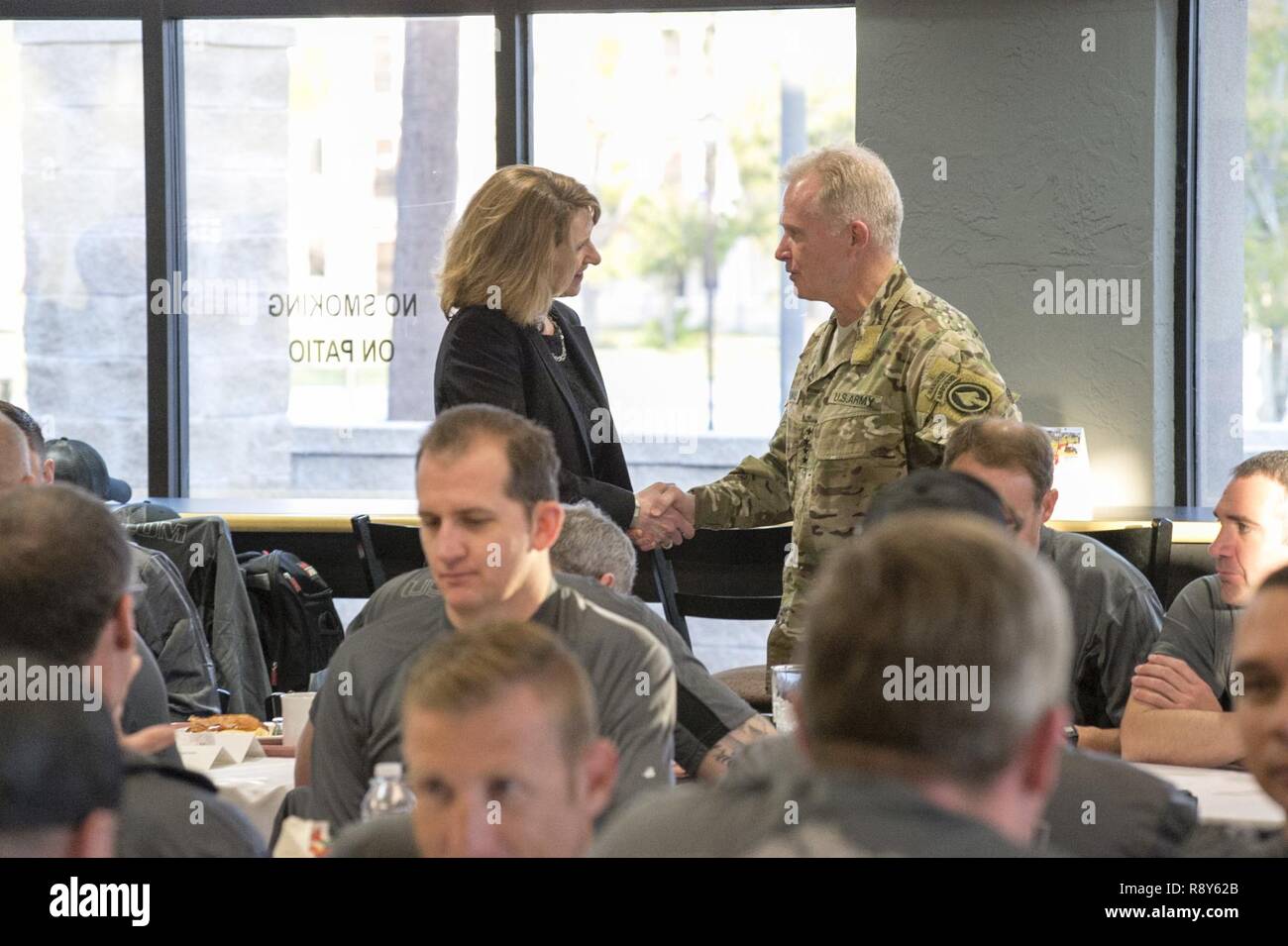 TAMPA, FLORIDE. (27 février 2017) Secrétaire de l'Armée de l'air (par intérim) Lisa Disbrow salue le général Raymond A. Thomas III, Commandant, Commandement des opérations spéciales américaines avant le début de la SOCOM 2017 Jeux de guerrier DOD tryouts a tenu à la base aérienne MacDill, Floride, le 27 février, 2017. Le Programme de soins de guerrier SOCOM (Care Coalition) adaptive sports militaire contribue à la santé physique et mentale afin d'améliorer la santé globale et le bien-être des blessés, malades ou blessés des forces d'opérations spéciales, par l'exposition à l'équipe de adaptive sports et activités. Socom va sélectionner son équipe au cours de l'annua Banque D'Images