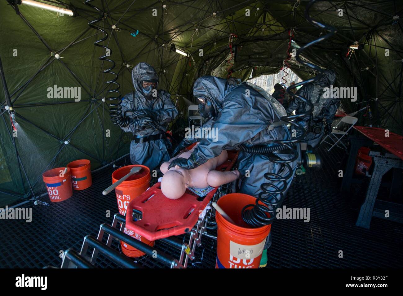 Des soldats américains affectés à la 231e compagnie de produits chimiques, Maryland Army National Guard, décontaminer les patients simulés dans un exercice de formation conjointe au Camp, Fretterd Reisterstown, Maryland, le 8 mars 2017. La 231e avec la 251st Compagnie médicale de soutien de secteur, en Caroline du Sud, de la Garde nationale de l'Armée participent à un exercice de validation du nord de l'armée américaine où ils seront la mise en place d'une zone de triage médical et remplir au point de rassemblement. Banque D'Images