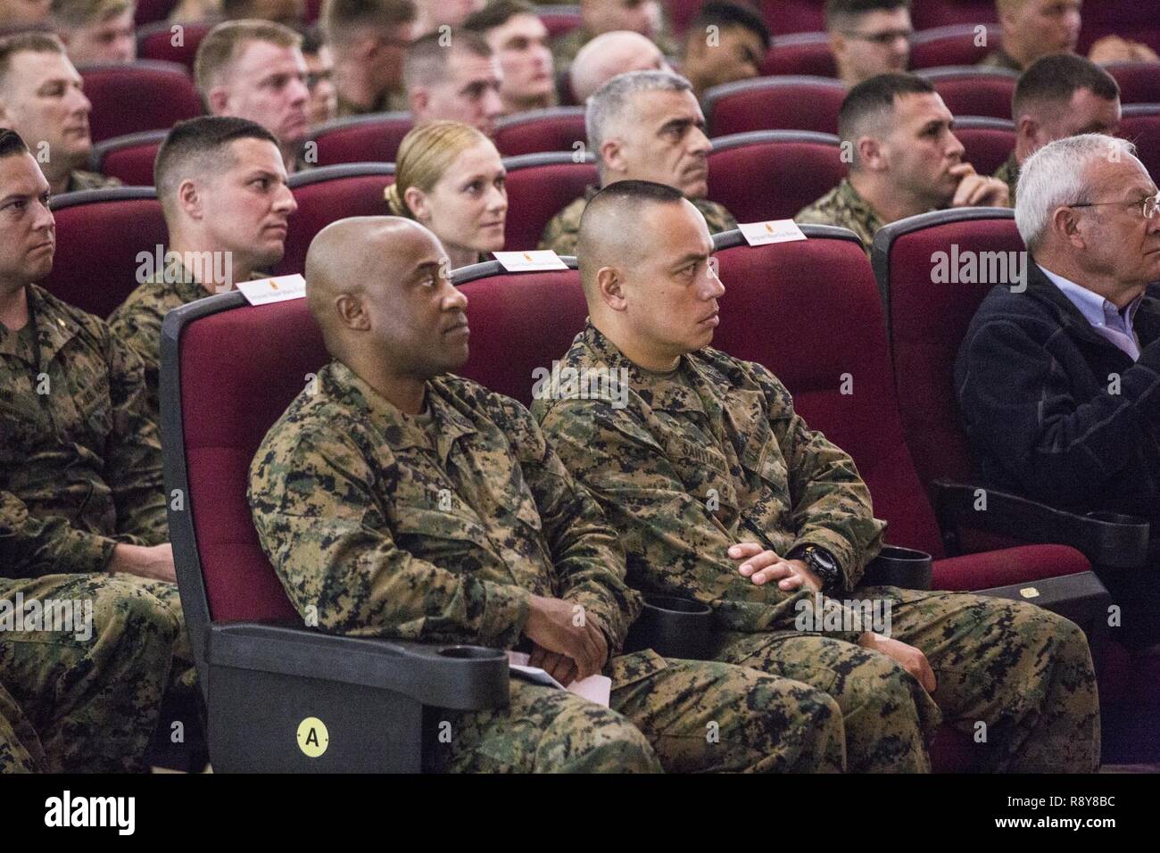 Les Marines américains avec 3D Marine Division, 4e Régiment de Marines célébrer le 4e Régiment de Marines 103couleurs bataille reconsécration et cérémonie de remise des prix sur le Camp Schwab, Okinawa, Japon, le 9 mars 2017. Des Marines américains, des marins, et des civils ont participé à la cérémonie à réfléchir sur 103 ans de réalisations à partir de 4e Régiment de Marines comme le "plus ancien" et la "fierté" regiment dans le corps à ce jour. Banque D'Images