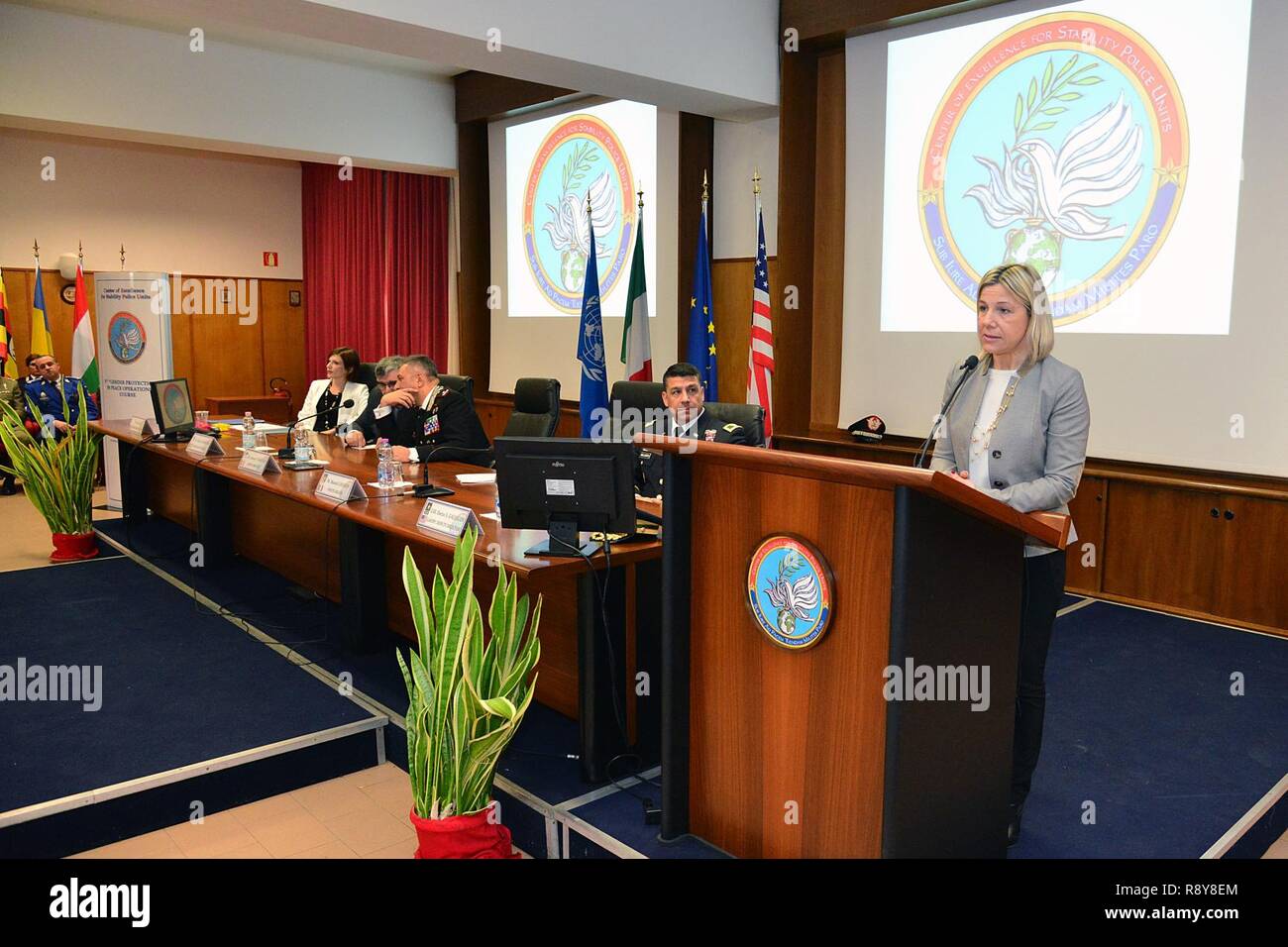 Mme Manuela Lanzarin, Conseiller pour les services sociaux de la région de Veneto traite de dignitaires et invités d'Europe, d'Afrique, l'Italie et les États-Unis lors de la cérémonie d'ouverture de la 5e "genre de protection dans les opérations de paix," cours au Centre d'excellence pour les unités de police de stabilité (COESPU) à Vicenza, Italie, 8 mars 2017. L'événement a rassemblé des chefs militaires et civils de la communauté locale et a offert l'occasion de célébrer la Journée internationale de la femme. Banque D'Images