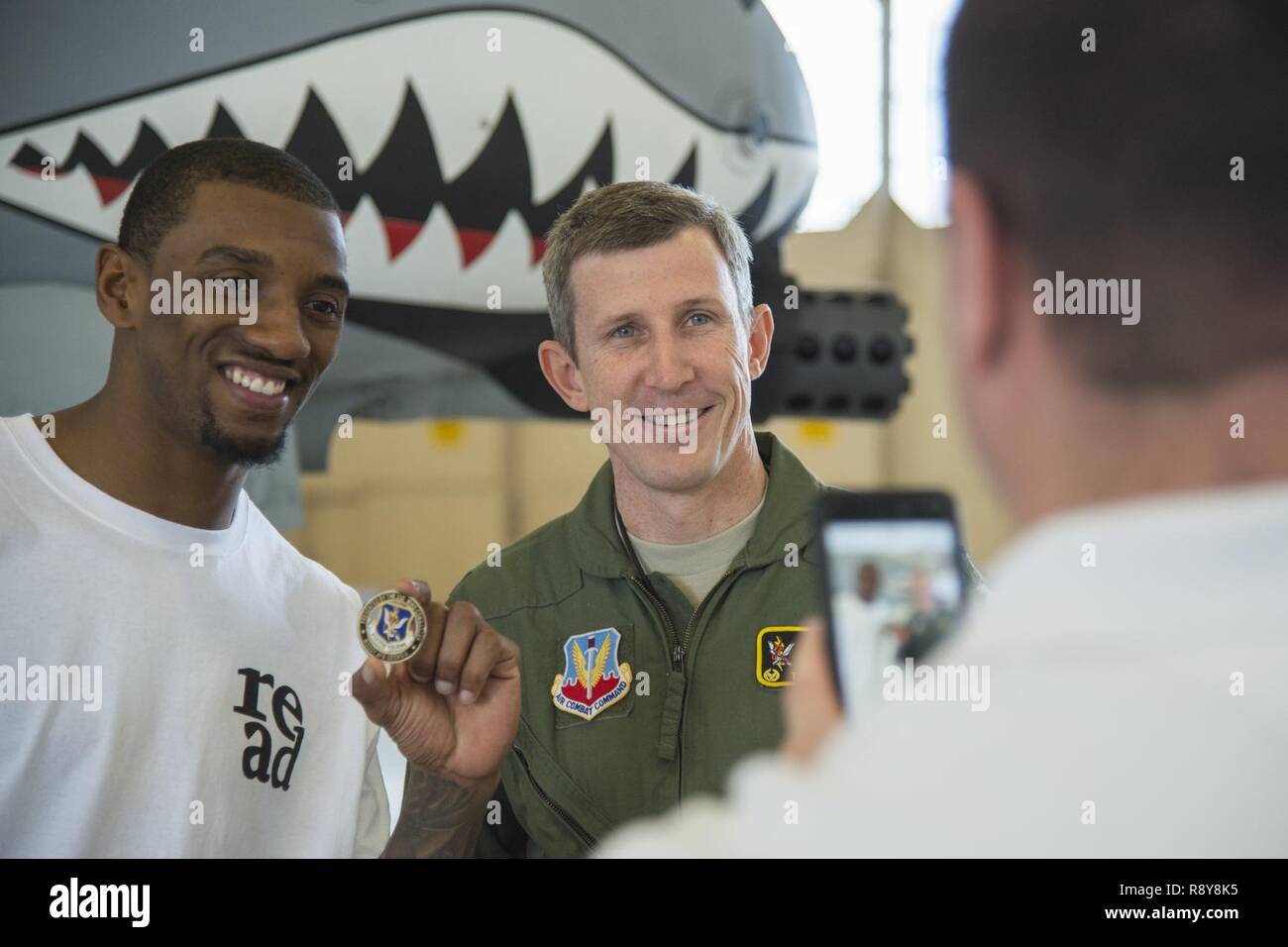 Malcolm Mitchell, gauche, New England Patriots' wide receiver et Super Bowl Champion LI et le colonel Thomas Kunkel, 23d, commandant de l'Escadre posent pour une photo lors de sa visite le 7 mars 2017, Moody Air Force Base, Ga. Mitchell, qui est native de Valdosta, eu un aperçu d'une journée typique dans la vie de certains de Moody's aviateurs du 23e Fighter Group, Groupe de Maintenance 23d, 23D, Groupe de soutien de mission et le 820e groupe de défense de la Base. Au cours de sa visite, Mitchell a aussi passé du temps avec la Marine et a signé des autographes pour les fans des Patriotes. Banque D'Images