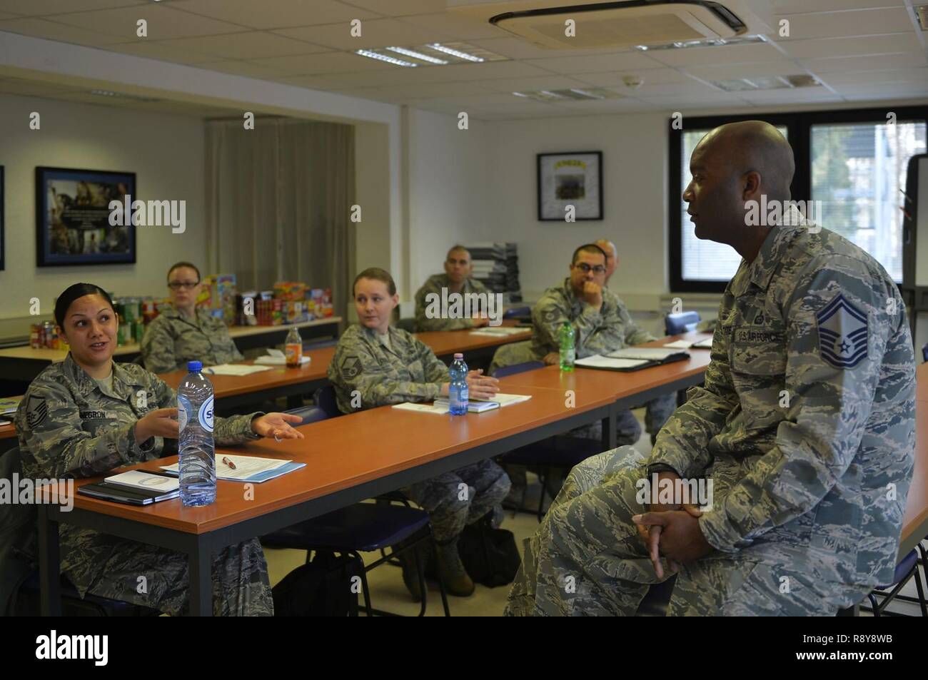 Le conseiller-maître Sgt. DeMarcus Tate, les forces aériennes américaines en Europe et de l'Air sud surintendant du personnel militaire, la direction générale procède à un exposé lors d'un séminaire de perfectionnement professionnel sur la base aérienne de Ramstein, en Allemagne, le 7 mars 2017. Maître nouvellement promus sergents s'est réuni afin d'acquérir d'autres compétences de leadership et se rafraîchir sur ce que cela signifie de faire partie de l'aéronef de plus haut niveau se sont enrôlés. Banque D'Images