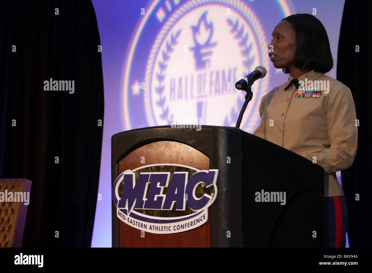 Lieutenant-colonel Melanie Bell-Carter parle de l'ACGM communauté avant la présentation de l'excellence en leadership de Robert le père Porcher, qui a accepté le prix en son nom, au cours de l'ACGM Hall of Fame Le Brunch le 9 mars 2017. Porcher était un hors concours défensive fin pour l'Université de Caroline du Sud avant de faire des Bulldogs de l'histoire comme la première bulldog être rédigée dans la première ronde de la NFL. Aussi Porcher est un leader communautaire, il dispose actuellement d'une fondation pour la recherche sur le cancer et soulagement que soulève des milliers de dollars à l'Université du Michigan. L'ACGM partnership Banque D'Images