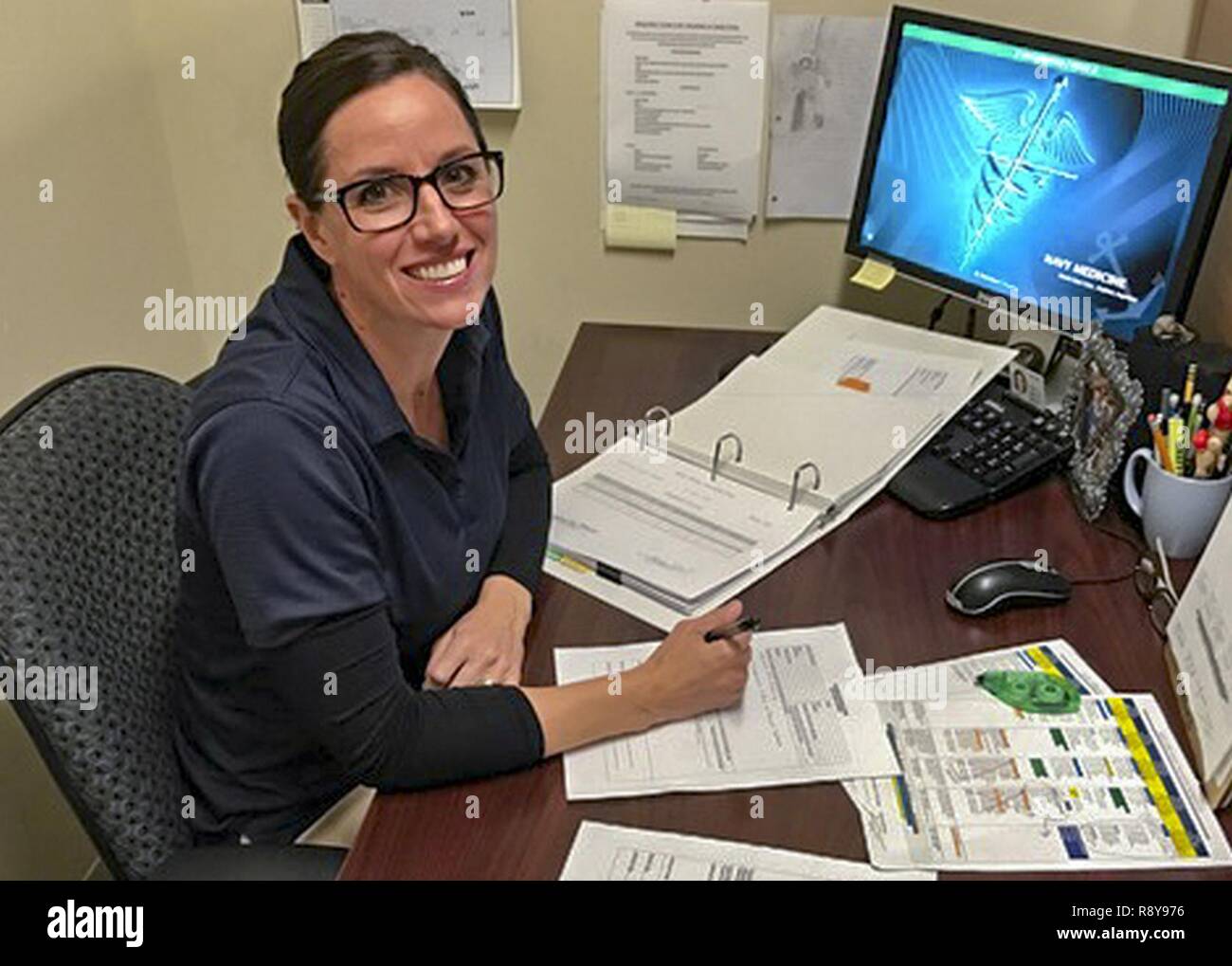 SAN DIEGO (8 mars 2017) - Kathy litchi, un instructeur de survie en eau à la survie de l'Aviation Training Centre (ASTC) Miramar, pose pour une photo dans son bureau. Lyche a récemment été reconnu comme un civil de l'année par la médecine Marine Centre de formation opérationnelle (NMOTC) pour sa remarquable performance de travail. L'ASTC Miramar est l'un des huit dans ASTCs NMOTC. Banque D'Images