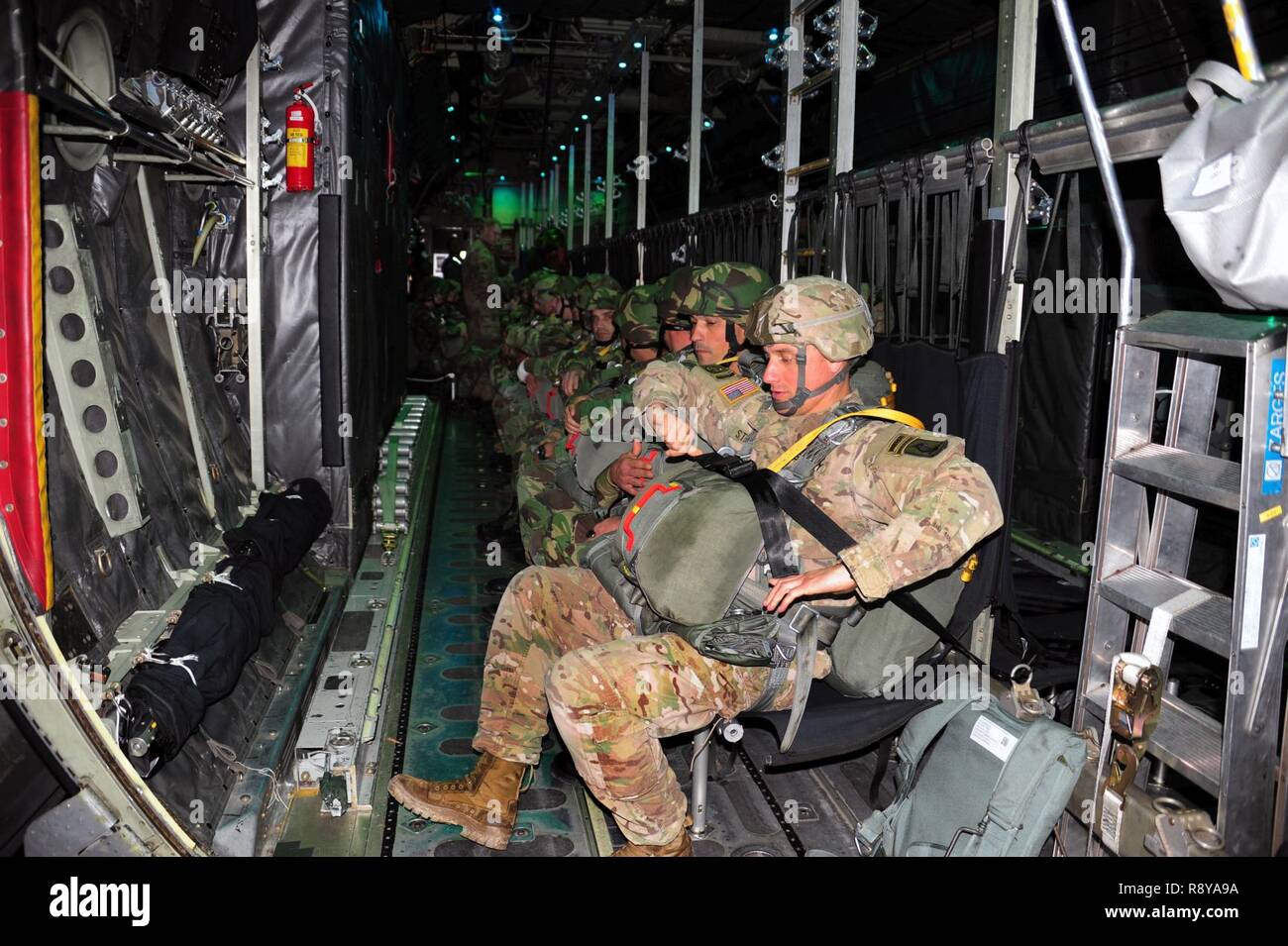 Avec parachutistes 1er Escadron, 91e Régiment de cavalerie, 173e Brigade aéroportée, et Portugais 1re Brigade aéroportée, bord d'un C-27J "Spartan" des appareils lors de la préparation pour une opération aéroportée pendant l'exercice du vrai dégel à Tancos, Portugal, le 06 mars, 2017. L'exercice du vrai dégel est un Portugais-led grand exercice de la force interarmées et interalliées, destiné à développer et à favoriser la coopération internationale dans l'air et la terre l'entraînement tactique. . ( Banque D'Images