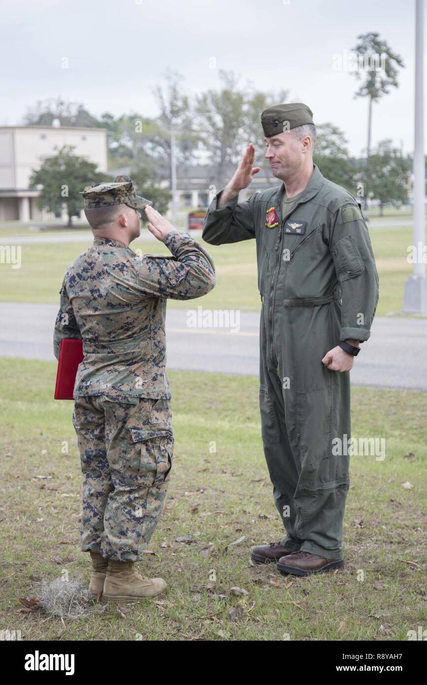 Le Lieutenant-colonel du Corps des Marines américain Douglas A. Seich, commandant, l'Administration centrale et de l'Escadron, Marine Corps Air Station (MCAS) Beaufort, droite, présente le Sgt. Michael A. Kane, gauche, avec la Purple Heart médaille et citation lors d'une cérémonie à bord du Marine Corps Air Station Beaufort, S.C., 10 mars 2017. La cérémonie a été organisée pour présenter officiellement Kane avec la Purple Heart pour blessures reçues au combat le 7 octobre 2009 en Afghanistan. Banque D'Images Le Lieutenant-colonel du Corps des Marines américain Douglas A. Seich, commandant, l'Administration centrale et de l'Escadron, Marine Corps Air Station (MCAS) Beaufort, droite, présente le Sgt. Michael A. Kane, gauche, avec la Purple Heart médaille et citation lors d'une cérémonie à bord du Marine Corps Air Station Beaufort, S.C., 10 mars 2017. La cérémonie a été organisée pour présenter officiellement Kane avec la Purple Heart pour blessures reçues au combat le 7 octobre 2009 en Afghanistan. Banque D'Images