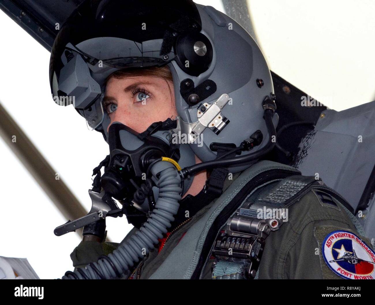 NAVAL AIR STATION JOINT RESERVE BASE FORT WORTH, Texas - Le Capitaine Michelle "Mace" Curran, 355e Escadron de chasse F-16 pilote, regarde pendant les préparatifs de lancement sur la piste, le 4 mars 2017. Curran a été la première femme affectée à voler dans l'escadron et a attribué son succès à ses parents, le leadership et les femmes fortes dans le passé et le présent de l'aviation qui ont aidé à préparer le terrain. Banque D'Images