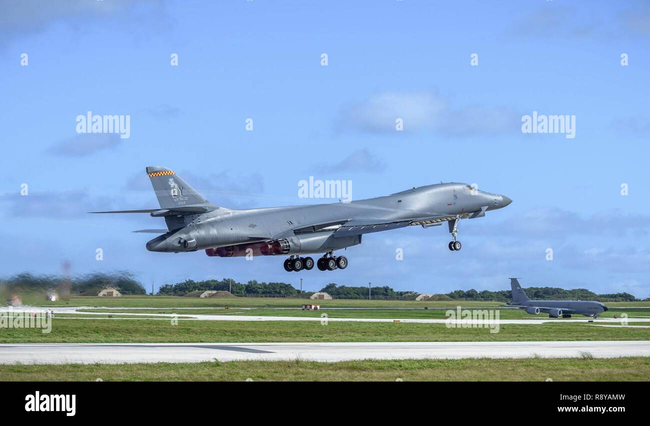 Un U.S. Air Force B-1B Lancer affecté au 9e Escadron expéditionnaire piégée, déployés à partir de Dyess Air Force Base (AFB), Texas, décolle le 10 mars 2017, Andersen AFB, Guam. Le B-1B's sont déployés à Andersen dans le cadre du Commandement du Pacifique des États-Unis (USPACOM) la présence continue des opérations de bombardement. Cette présence démontre déployées à l'avant les États-Unis continuent de la stabilité et la sécurité dans la région du Pacifique-Indo-Asia. Plus important encore, ces rotations de bombardiers fournissent des armées de l'air et du Pacifique un commandants USPACOM de dissuasion élargie. Banque D'Images